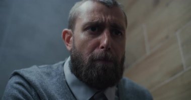 İşadamı ishal ve hazımsızlıktan muzdarip, tuvalette oturuyor. Modern ofis tuvaletinde karın ağrısı, mide ağrısı ve sindirim güçlüğü çeken bir adam. Kapat..