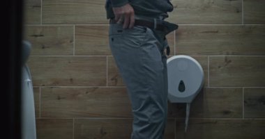 Tuvalette oturan ve tuvalette ishal ve mide acısından muzdarip bir adam. İş adamı Modern Ofis 'te Rahatsızlık, Hazımsızlık ve Sindirim Rahatsızlığı Yaşıyor. Orta Çekim.