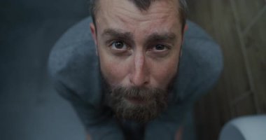 Tuvalette oturan, ishalden muzdarip, midesi ağrıyan, gergin yüz ifadesi olan adam hakkında Top View. İş Adamı Ofiste Çalışırken Sindirme Rahatsızlığı ve Hazımsızlık Yaşıyor.