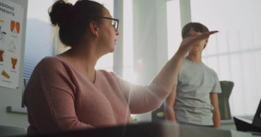 İlkokulda Ses Dersinde Şarkı Söyleyen Yetenekli Çocuk, Performanstan Önce Prova. Müzik Öğretmeni Piyano Çalıyor, Genç Öğrenciyi Destekliyor ve Eğitiyor. Müzik Eğitimi, Şarkı Söyleme Sınıfı.