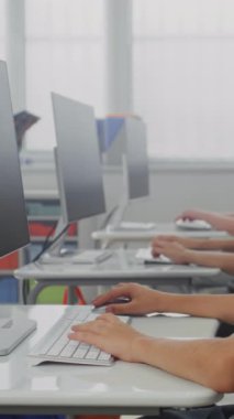 İlkokul öğrencileri bilgisayarlarda resim çiziyor, dijital sanat dersinde yaratıcı projeler üzerinde çalışıyor. Çeşitli Çocukları Eğiten Afro-Amerikan Öğretmen. İnteraktif STEM Öğrenme. Dikey Çekim.