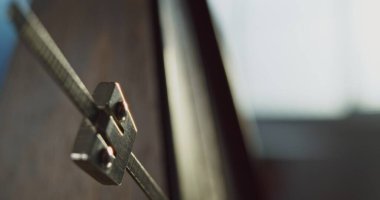 Klasik Ahşap Metronomu Sallanan Sarkaç ile Kapatın, Müzisyenlerin Müziği Doğru Yapmalarına Yardım Edin. Müzikal Ritmi Ölçmek için Tempo ile Ritmik Vuruşlar. Zaman kavramı, pratik. Yavaş Hareket.