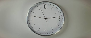 Hareketli Saatli Minimalist Tasarımlı Duvarın Saati Kapalı, Beyaz Duvarda Asılı. Modern İç Dekorasyon. Dakiklik, Zaman Yönetimi, Yaşam Tarzı kavramı.