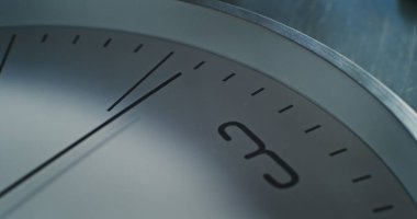 Makro Yakın Çekim Saat Çevirme. Minimalist Duvar Saatinde İkinci El Takip Kamerası. Çağdaş İç Tasarım Elementi. Zaman Kavramı, Dakiklik, Zaman Yönetimi ve Yaşam Tarzı.