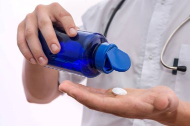 Doktor beyaz hap öneriyor. İlaç ve eczane kavramı