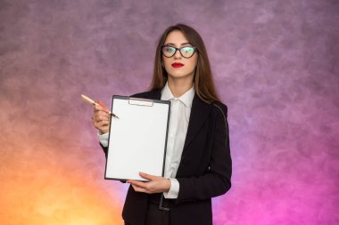 Güzel iş kadını elinde kalemle kontrat imzalamayı öneriyor.