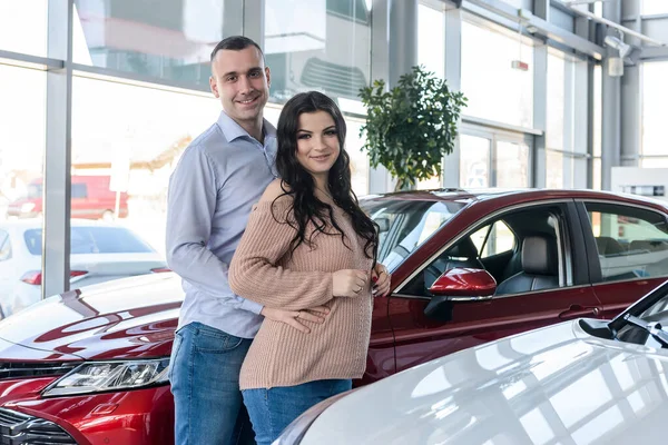 Adam, Avto Salonu 'nda karısına sürpriz yapıyor.