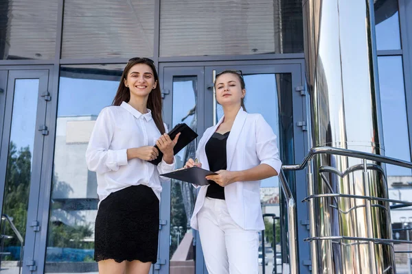 Dvě Obchodní Ženy Tabletami Stojící Mimo Obchodní Budovy — Stock fotografie