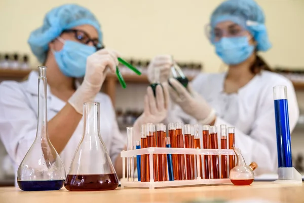 Chemische Geräte Und Zwei Chemiker Hinter Experimenten Labor — Stockfoto