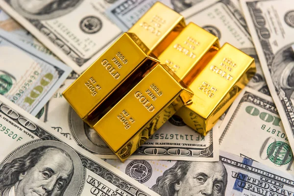 Złoty Sztabek Leży Naszych Pieniądzach — Zdjęcie stockowe