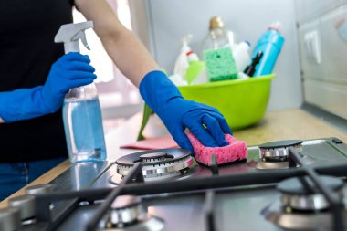 Kadın lastik eldiven ve paçavralarla mutfak temizliği yapıyor. temizlik kavramı