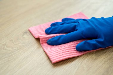 Kadın lastik eldiven ve paçavralarla mutfak temizliği yapıyor. temizlik kavramı