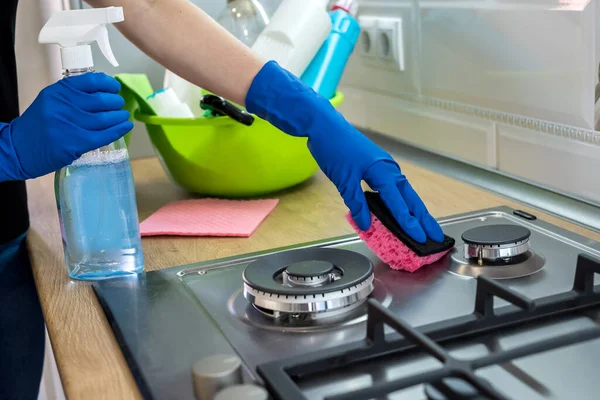 Mulher Limpeza Superfície Gás Aço Inoxidável Cozinha Com Luvas Borracha — Fotografia de Stock