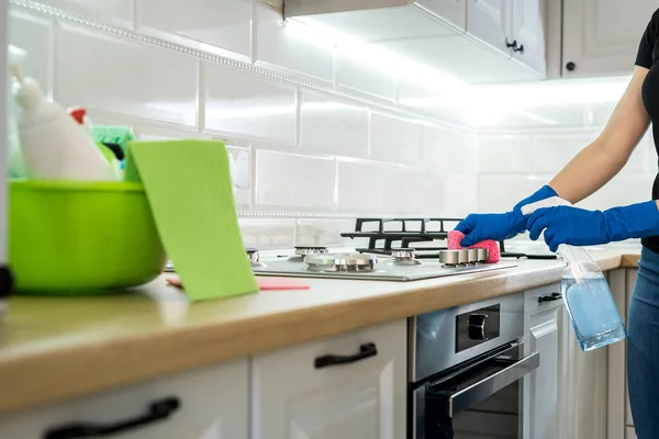 Evdeki Mutfakta Lastik Eldiven Süngerle Temizlik Yapan Genç Bir Kadın — Stok fotoğraf