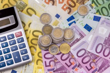 Bozuk para ve hesap makinesi için Avro banknotları