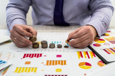 Ofis işadamı bozuk para kullanarak şirket karlarını analiz ediyor. İş Analizi ve Strateji Konsepti