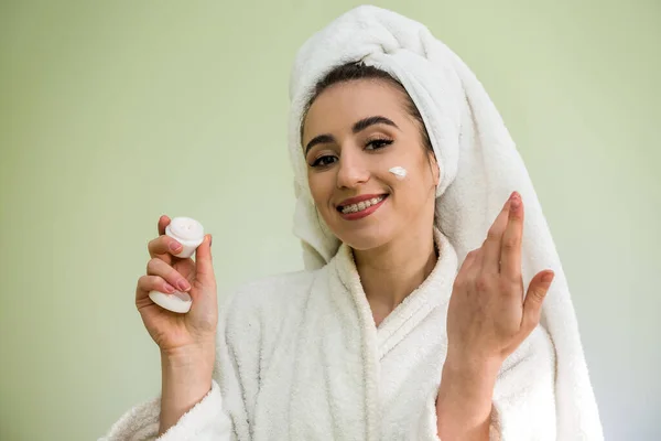 Hermosa Mujer Con Crema Las Manos Haciendo Maquillaje Cuidado Piel —  Fotos de Stock