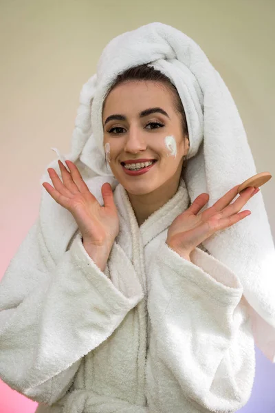 Bella Giovane Donna Accappatoio Asciugamano Dopo Doccia Applica Una Maschera — Foto Stock