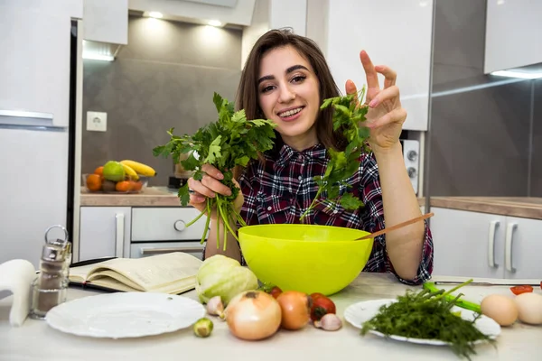Girl Posing Kitchen Table While Prepares Salad Different Vegetables Greens — Stock Photo, Image