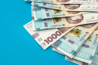 - Evet. Ukrayna 'nın parası 1000 Hryvnia, Ukrayna banknotu mavi arka planda izole edildi