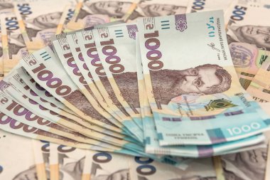 Masada 1000 tane 500 UAH banknotunun arkaplanı var. Para ve tasarruf konsepti. Finansal geçmiş. Hryvnia 