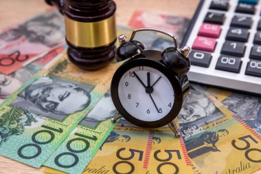 Tahta yargıç tokmağıyla Avustralya doları. Vergi şirketi.