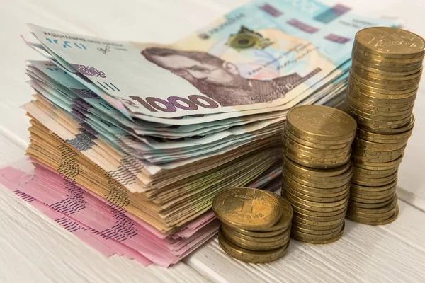 Bir sürü Ukrayna para banknotları ile madeni para büyüme etkisi diyagramı. İş büyümesi ve finansal konsept için