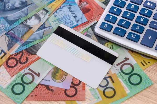 Μετρητά Και Πιστωτική Κάρτα Πολύχρωμα Τραπεζογραμμάτια Δολαρίων Αυστραλίας Πλαστική Τραπεζική — Φωτογραφία Αρχείου