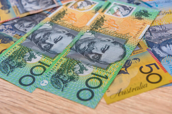 Национальная валюта. Красочные австралийские купюры на деревянном столе крупным планом
