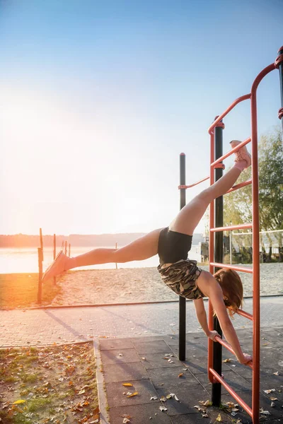 Tiro Jovem Que Exercita Barras Parede Mulher Fitness Exercitando Seus — Fotografia de Stock