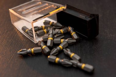 Siyah masa tornavidasına dağılmış metal parçalar. Hepsi tamir için.