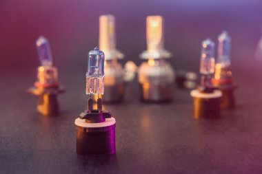 Siyah ahşap arka planda izole edilmiş araba için farklı LED ampuller. Modern araba aydınlatma teknolojisi. Otomatik farlar