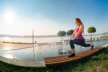 Güzel bir kız sabah işe gitmeden yoga pozu veriyor. Sağlıklı yaşam tarzı