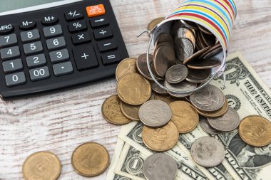 farklı bir sent, ahşap masada bir dolar.