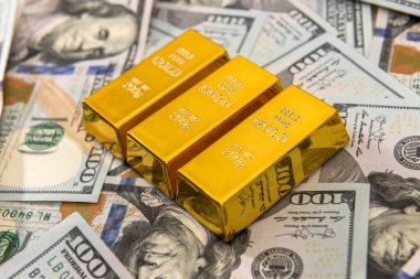 Altın külçeli dolar, sermaye veya tasarruf konsepti olarak. Bir yığın banknot ve altın. zengin para
