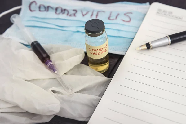 Covid Ampolla Coronavirus Con Una Vacuna Sangre Infectada Jeringa Máscara —  Fotos de Stock