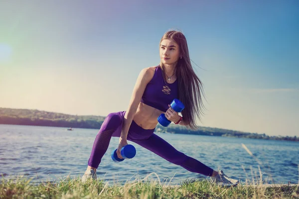 Fitness Trénink Krásná Mladá Žena Pracovní Cvičení Činkami Jako Součást — Stock fotografie