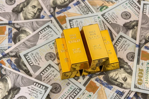 Dolar Złotymi Sztabkami Jako Koncepcja Bogactwa Finansowego Lub Oszczędności Sterta — Zdjęcie stockowe