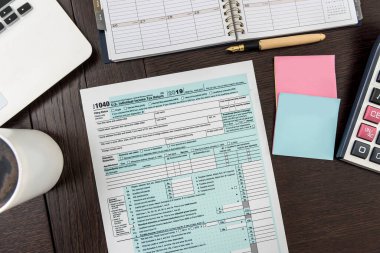 Laptop ve ofis vergi formları, iş hesapları. Finans belgesi
