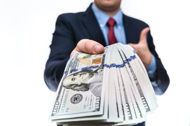 Takım elbiseli adamın 100 dolarlık banknotları var.