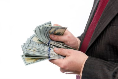 Erkeklerin elindeki dolar banknotları kapat.