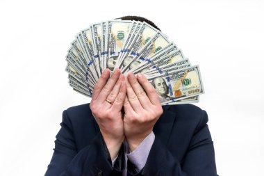 Dolar banknotları beyaz banknotlar üzerinde izole iş adamı