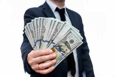 Dolar banknotları beyaz banknotlar üzerinde izole iş adamı