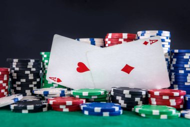 Masada iki as ve poker fişi var. Kumar konsepti