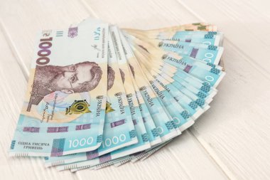 farklı Ukrayna parası 1000 ve 500 banknot ahşap masada yatıyor. - Evet. Tasarruf ve para kavramı