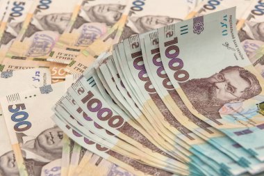 Yeni Ukrayna 500 ve 1000 banknotun kusursuz dokusu. - Evet. Mali geçmiş olarak Hryvnia yığını.