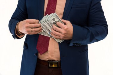 İş adamı parayı tutar ve sayar. Erkek elinde dolar, beyaz üzerinde izole edilmiş. Kaydetme kavramı