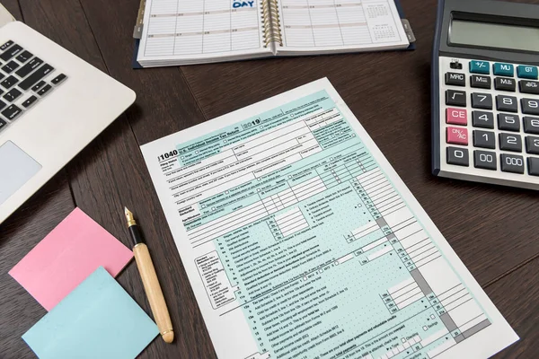 Finanční Daňový Formulář Kalkulačkou Notebookem Perem Nálepka Potřebuje Pomoc Čas — Stock fotografie