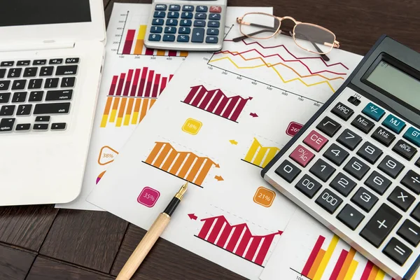 Фінансова Діаграма Ручкою Ноутбука Калькулятором Фінансового Аналітика Робота Офісі — стокове фото