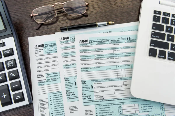 Finanční Daňový Formulář Notebookem Kalkulačkou Papíry Kanceláři Účetnictví — Stock fotografie